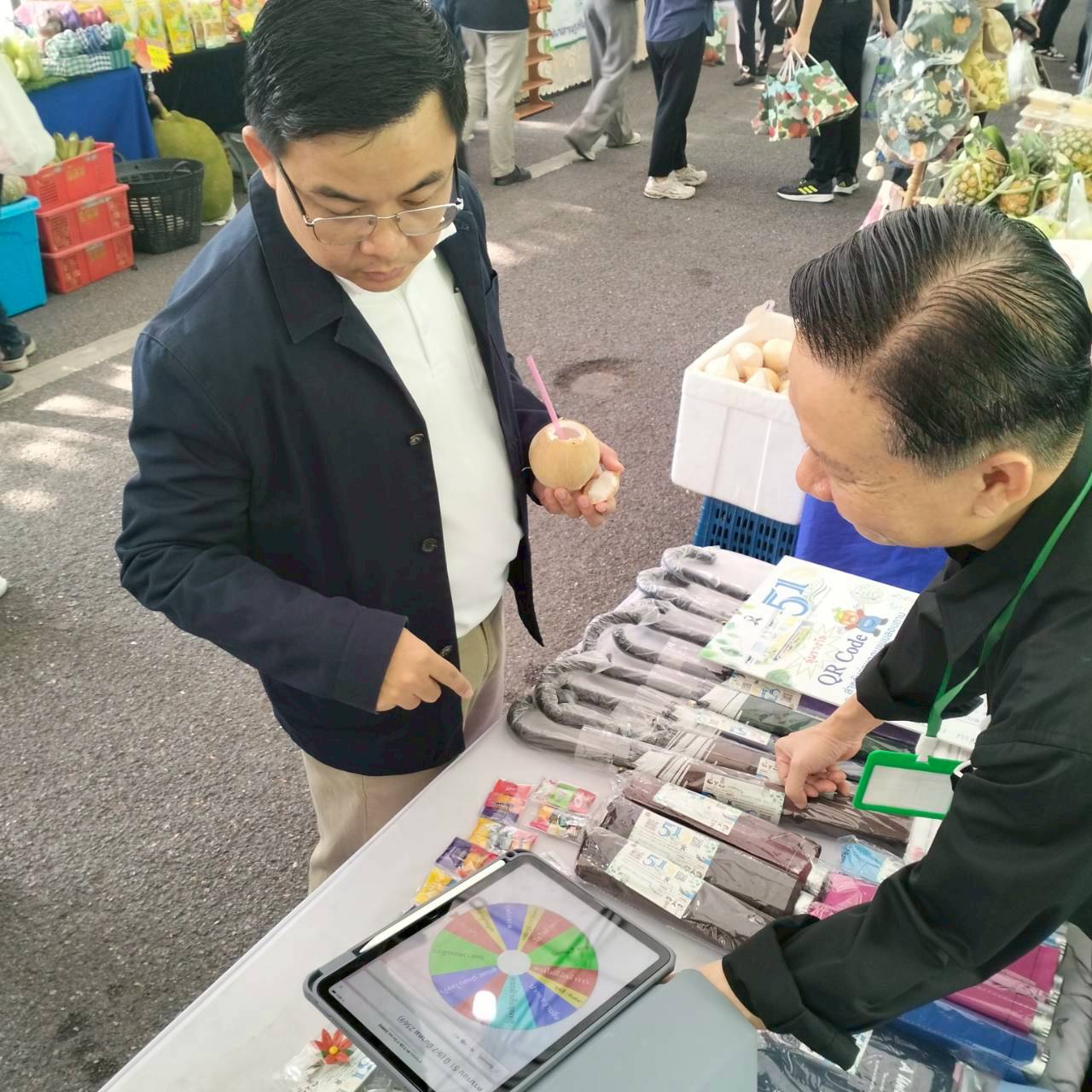 title - คณะทำงานฝ่ายติดตามประเมินผลการจัดงาน วันคล้ายวันสถาปนาสำนักงานการปฏิรูปที่ดินเพื่อเกษตรกรรม (ส.ป.ก.) ครบรอบ 51 ปี เปิดตั้งจุดให้ผู้ร่วมงานได้ร่วมสนุก เล่นเกมส์ และตอบแบบประเมินผลการจัดงาน ผ่านระบบออนไลน์